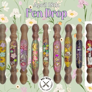 Puede incluir: Una colección de bolígrafos de madera hechos a mano. Cada bolígrafo tiene un mango de madera y un cuerpo de resina con decoraciones incrustadas, como flores y abalorios. La imagen incluye el texto "April 18th Pen Drop".