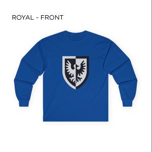 Puede incluir: Camiseta de manga larga azul real con un escudo blanco y negro con un diseño de águila estilizado.