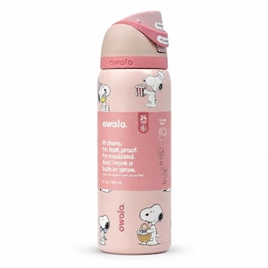 Op de afbeelding: Een lichtroze Owala waterfles met een inhoud van 945 ml, voorzien van Snoopy-illustraties. De fles heeft een deksel met drukknop, een ingebouwd rietje en de tekst: Hi there. I'm leak proof. I'm insulated. And I have a built-in straw.