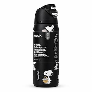 Op de afbeelding: Een zwarte Owala-waterfles met een inhoud van 945 ml, voorzien van witte Snoopy-afbeeldingen, een afsluitbaar deksel met drukknop en de tekst: Hi there. I'm leak proof. I'm insulated. And I have a built-in straw. Inclusief FreeSip-tuiticoon.
