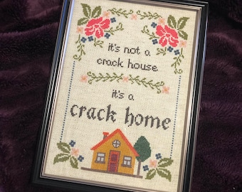 Padrão de Ponto Cruz "Casa de Crack" em PDF - Amostra Moderna e Subversiva - Bordado Sarcástico para Decoração de Casa - Download Digital Instantâneo