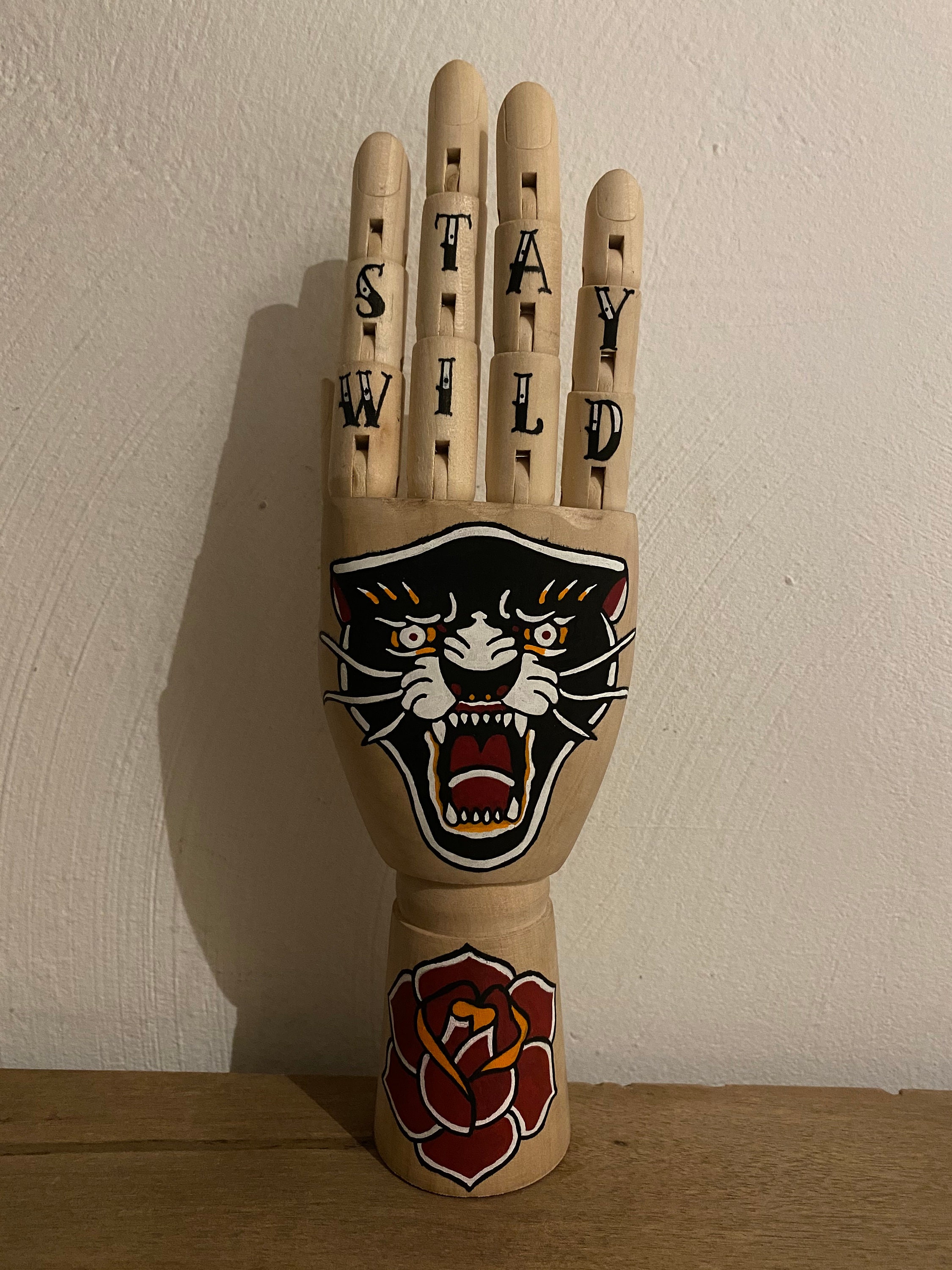 Main en Bois Tatouée et Articulée