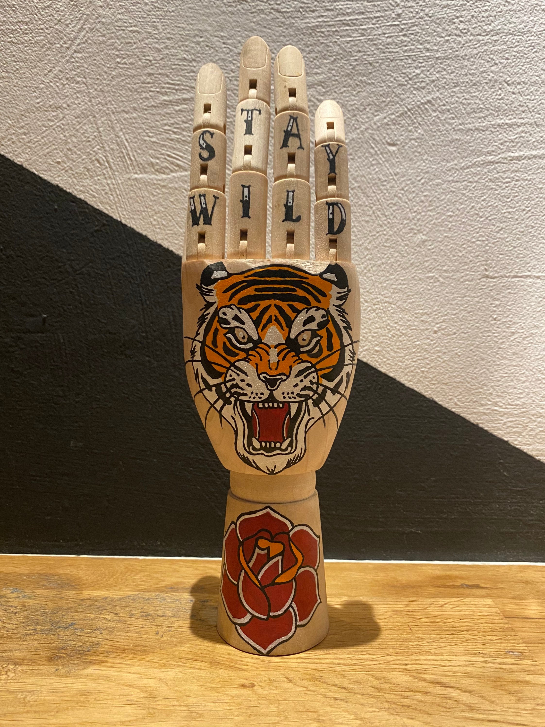 Main en Bois Tatouée et Articulée