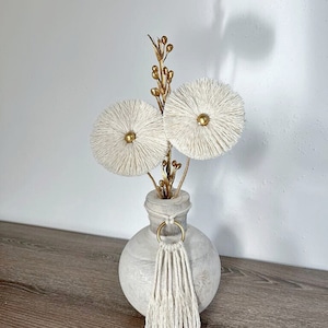 Handgjort blomsterarrangemang av bomullssnöre: Boho vasdekor