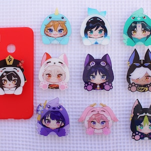 Puede incluir: Un conjunto de diez agarres para teléfono que presentan personajes de anime con diferentes atuendos con capucha de temática animal. Los agarres están hechos de plástico transparente y tienen un acabado brillante. Los personajes están representados en un estilo chibi, con cabezas grandes y cuerpos pequeños. Los agarres para teléfono están diseñados para sujetarse a la parte posterior de un teléfono inteligente, proporcionando un agarre seguro y un elemento decorativo.