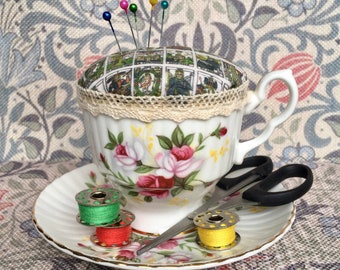 Pin Kussen in Vintage Bone China Theekopje - Uniek handgemaakt cadeau - Naaiaccessoires Houder Organizer - Tarot Thema - Waarzeggerij