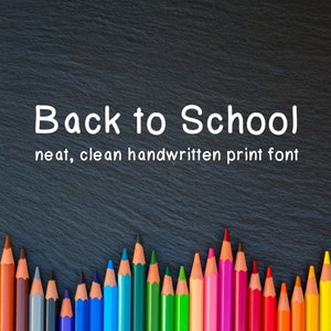 Puede incluir: Un primer plano de una pizarra negra con el texto "Back to School" escrito en blanco. Una fila de lápices de colores están dispuestos en la parte inferior de la pizarra.