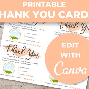 Op de afbeelding: Printbare bedankkaartjes met een perzikkleurige achtergrond en een gestileerde bedankje in een perzikkleurige penseelstreek. De kaartjes tonen een groene heuvel met een wolk en de tekst "Bedankt voor uw aankoop. Het betekent veel voor me dat u een klein bedrijf steunt." De tekst bevat ook links naar de Etsy-, Instagram- en Facebook-pagina's van de winkel. De kaartjes zijn bewerkbaar met Canva.
