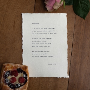 Maternité, poème de Donna Ball - poésie dactylographiée à la main sur du papier de coton, cadeau nouvelle mère, cadeau nouveau bébé