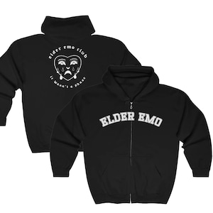 Może przedstawiać: Czarna bluza z kapturem i zamkiem błyskawicznym, z białym napisem "Elder Emo" z przodu i "Elder Emo Club" z grafiką płaczącego serca z tyłu.