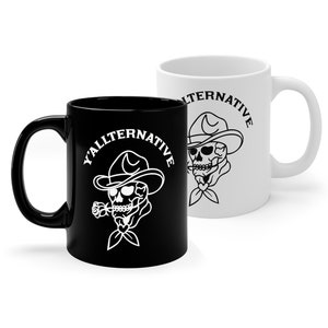 Könnte beinhalten: Zwei Keramikbecher mit einem schwarzen und weißen Totenkopfdesign. Der schwarze Becher hat den Text "Y'ALLTERNATIVE" in weißen Buchstaben. Der weiße Becher hat den Text "ALTERNATIVE" in schwarzen Buchstaben.