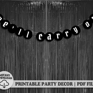 Może przedstawiać: Drukowana czarno-biała girlanda z tekstem "We'll carry on" w stylu gotyckim. Girlanda jest zawieszona na srebrnym tle z folii. Tekst "Natychmiastowe pobranie Drukowane dekoracje na imprezę | Pliki PDF" znajduje się na dole obrazu.