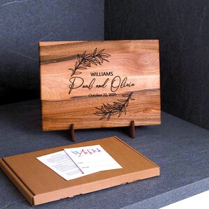 Verlobungsgeschenk, Schneidebrett nach Maß, personalisiertes Familiengeschenk, Käsebrett aus Massivholz, Hartholzbrett mit Gravur, Erntedankgeschenke