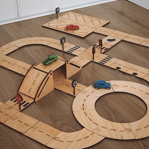木製パズルロードトラックパーソナライズ、木製車ガレージ、子供用イースターギフト、モンテッソーリ教育玩具、幼児の誕生日プレゼント