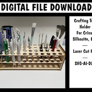 Può includere: Un portautensili in legno con fori multipli per organizzare gli strumenti. Progettato per Cricut, Silhouette, ecc. Il testo "DIGITAL FILE DOWNLOAD" e "Crafting Tool Holder For Cricut Silhouette, Etc. Laser Cut File SVG-AI-DXF" sono visibili.