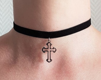 Fine Gothic cross necklace, in stainless steel and black velvet