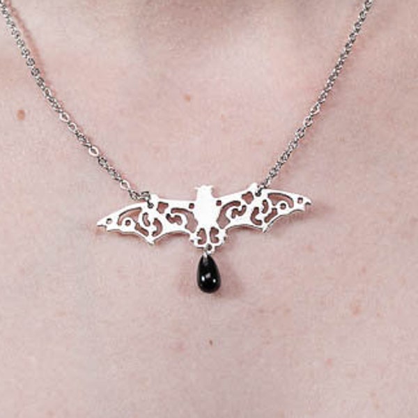 Collier chauve souris argenté avec perle