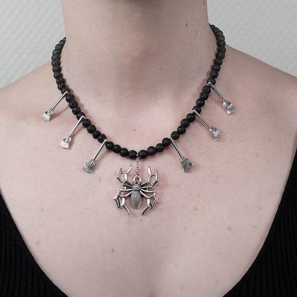 Collier en perles de lave avec araignée et balai, CrazyWitch