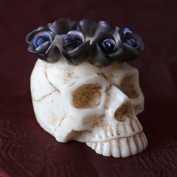 Crâne avec couronne de fleurs, décoration gothique , presse-papier