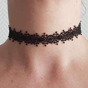 Set of two chokers, in velvet and lace image 2