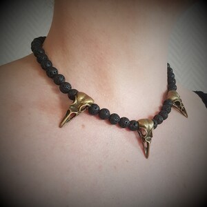 Collar con calaveras de cuervo de plata o bronce y cuentas de lava