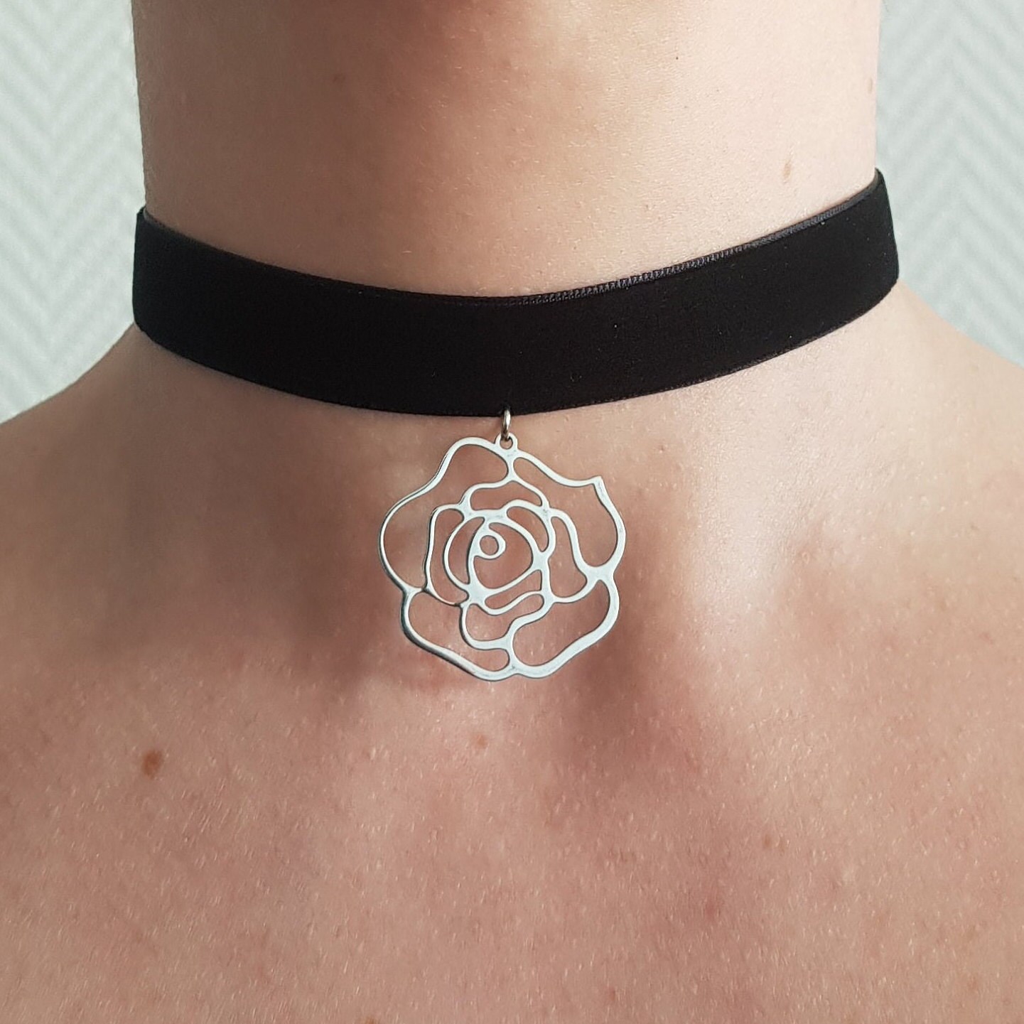 Collier Ras-du-Cou Or 9 Carats Avec Grenade Et Fleur De Lis - Pierre Naturelle - Modèle Ecfew ™ Par Gemondo - 18 Cm