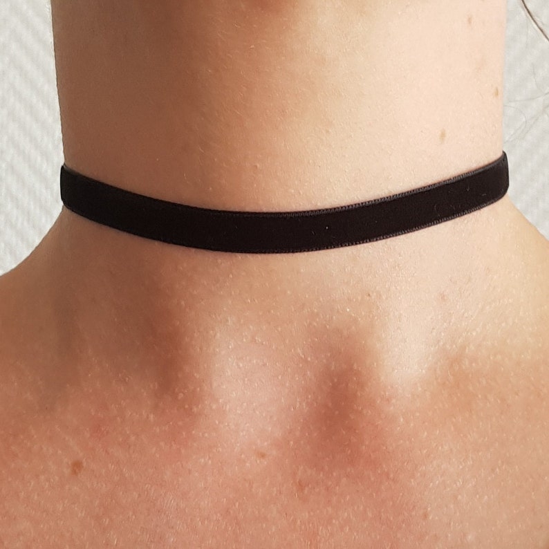 Set of two chokers, in velvet and lace image 3