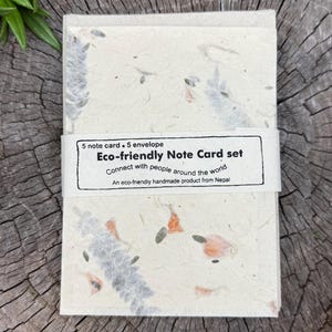 Ensemble de cartes de voeux Népal - Fleurs séchées pressées à la main et feuilles de fougère Cartes vierges et enveloppes, 5 cartes + 5 enveloppes - Lotka respectueux de l'environnement