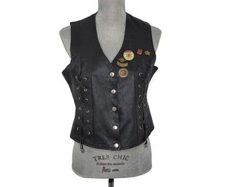 Colete de couro legítimo com cadarço e botão, gola V, patch de motocicleta, preto, tamanho grande