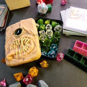 Peignez votre propre boîte de dés monstre cousu