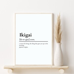 K&ouml;nnte beinhalten: Schwarz-wei&szlig;es druckbares Wandbild mit der Definition des japanischen Wortes "Ikigai", das "einen Grund zum Sein; die Sache, die einen morgens aufstehen l&auml;sst" bedeutet.