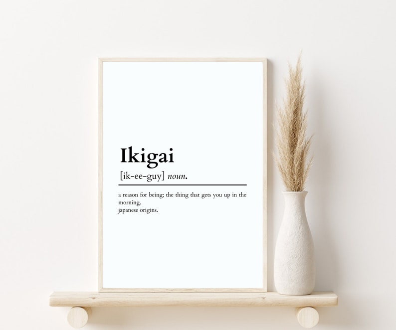 K&ouml;nnte beinhalten: Schwarz-wei&szlig;es druckbares Wandbild mit der Definition des japanischen Wortes "Ikigai", das "einen Grund zum Sein; die Sache, die einen morgens aufstehen l&auml;sst" bedeutet.