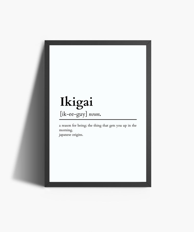 K&ouml;nnte beinhalten: Schwarzwei&szlig;es druckbares Wandbild mit der Definition des japanischen Wortes "Ikigai", das "einen Grund zum Leben" bedeutet.