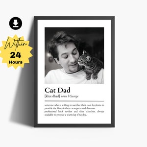 Op de afbeelding: Zwart-witfoto van een man met een kat op zijn schouder. De foto is ingelijst en heeft de tekst "Cat Dad" met een definitie eronder.
