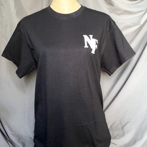 K&ouml;nnte beinhalten: Schwarzes T-Shirt mit einem wei&szlig;en "NF"-Logo auf der Vorderseite.