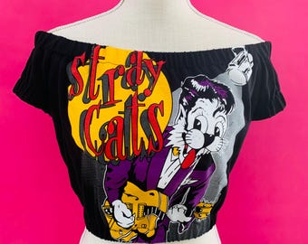 Top cropped ombro a ombro com elástico da Stray Cats. Escolha o seu tamanho.