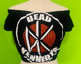 Top cropped ombro a ombro com elástico da Dead Kennedys. Escolha o seu tamanho.