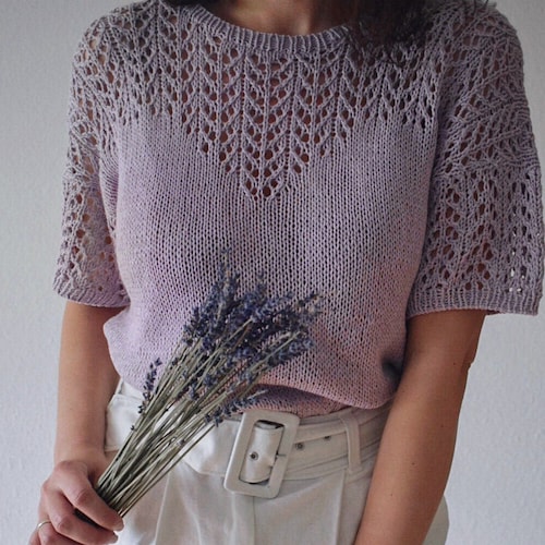 Modèle de conception à tricoter en Provence. Haut d'été avec détails en dentelle. Tutoriel numérique tricot en téléchargement PDF en anglais et en russe