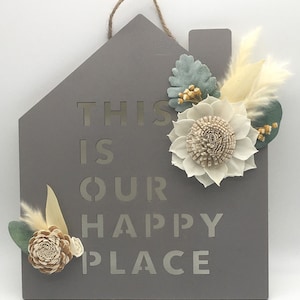 Nossa placa de lugar feliz com flores de madeira Sola