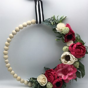 Couronne de perle en bois avec des fleurs en bois de Sola