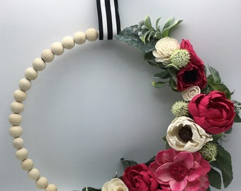 Corona de cuentas de madera con flores de madera sola