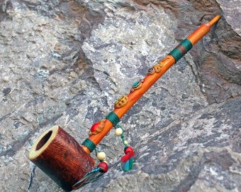 Pipe de cérémonie ( Calumet ) en bambou et bois d' avocat | Orné d'oeil de tigre, de plumes d'ara, de turquoise et de vigne d'Aya