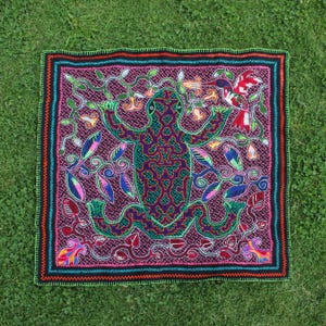 Shipibo Altar Cloth: Hand-Embroidered Kené Art Textile 73 cm x 72 cm