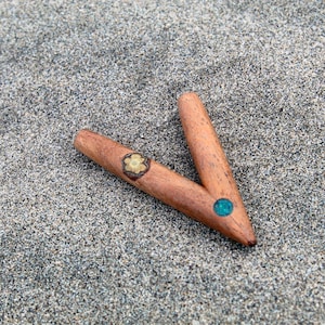 Thin Kuripe Self Applicator | Made of Algarrobo Wood | Decorated with Aya Vine and Peruvian Turquoise Stone
