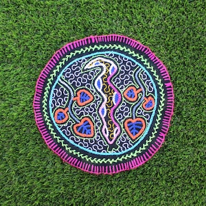 Shipibo Altar Cloth made by Shipibo Female Shaman | 22 cm in diameter  | Traditional Shipibo Embroidery | Ayahuasca vision pattern