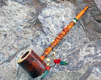 Pipe de cérémonie ( Calumet ) en bambou et bois d' avocat | Orné de jade rose, de plumes d'ara, de turquoise, de vigne d'aya et de lapis-lazuli