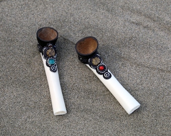 Ceremonial Pipe Made of Bone | Pocket Pipe | With a piece of Aya Vine and Peruvian Turquoise | 9 cm.