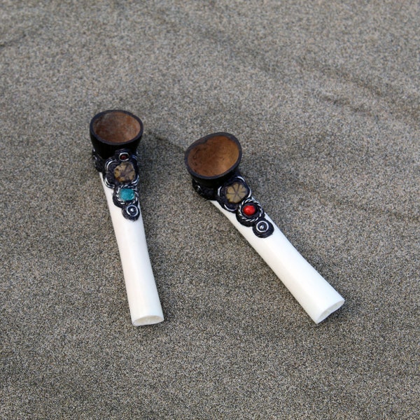 Ceremonial Pipe Made of Bone | Pocket Pipe | With a piece of Aya Vine and Peruvian Turquoise | 9 cm.