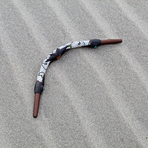 Tepi Applicator made of Madera Negra | Decorated with Shipibo Pattern, a piece of Aya Vine and Peruvian Turquoise