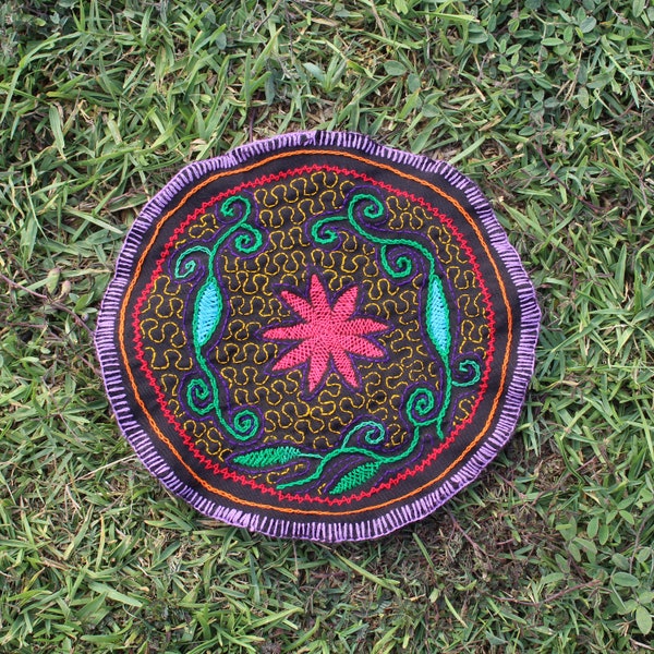 Shipibo Altar Cloth made by Shipibo Female Shaman | 28 cm in diameter  | Traditional Shipibo Embroidery | Ayahuasca vision pattern